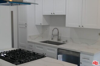 10836 Camarillo St in Los Angeles, CA - Building Photo - Building Photo