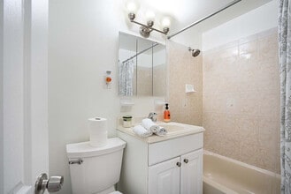 328 E 74th St in New York, NY - Foto de edificio - Building Photo