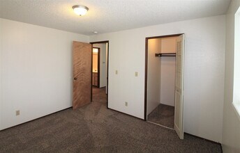 31 N 46th Ave in West Richland, WA - Building Photo - Building Photo