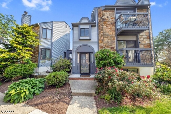 8 Delbarton Ct in Hackettstown, NJ - Building Photo - Building Photo
