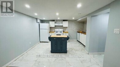 306 Rosedale Dr in Whitby, ON - Building Photo - Building Photo