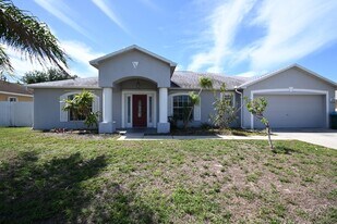 136 SE 19th Ln in Cape Coral, FL - Building Photo