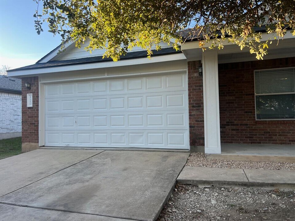 120 Salado Dr in Kyle, TX - Building Photo