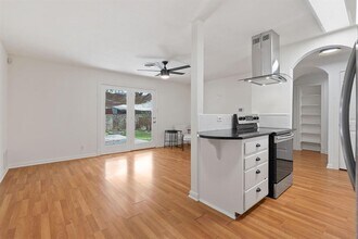 2407 Southland Dr in Austin, TX - Building Photo - Building Photo