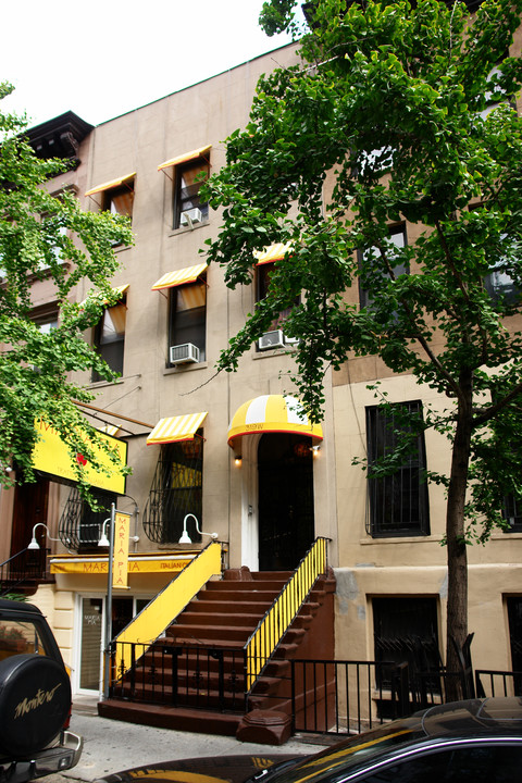 319 W 51st St in New York, NY - Building Photo