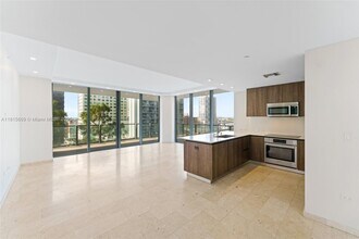 88 SW 7th St in Miami, FL - Building Photo - Building Photo