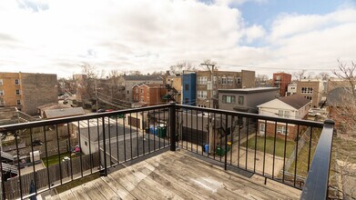 1440 N Washtenaw Ave, Unit 2 in Chicago, IL - Foto de edificio - Building Photo