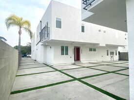 2409 1/2 Ridgeley Dr in Los Angeles, CA - Building Photo