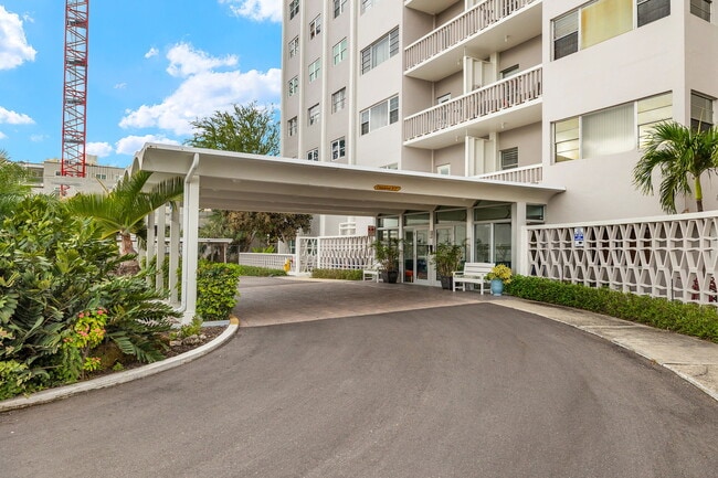 1900 Clifford St, Unit 503 in Ft. Myers, FL - Foto de edificio - Building Photo