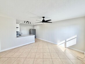 543 103rd Ave N in Naples, FL - Foto de edificio - Building Photo