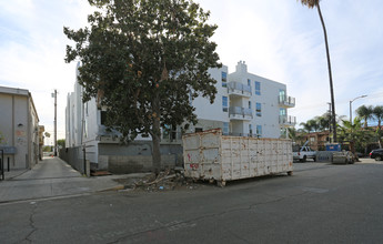 6222 Kester Ave in Van Nuys, CA - Foto de edificio - Building Photo