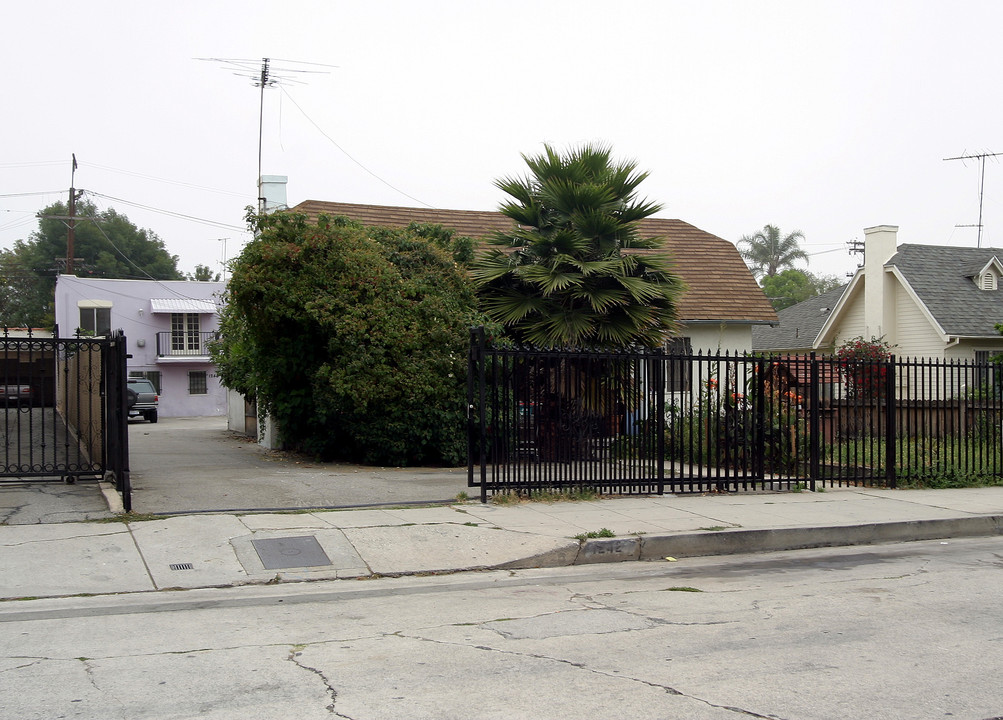 1242 N Mansfield Ave in Los Angeles, CA - Building Photo