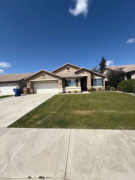 9912 Grand View Summit Dr in Bakersfield, CA - Building Photo