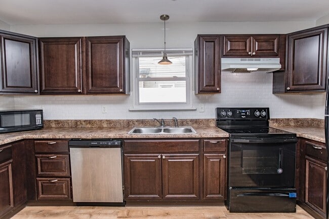 9275 Hickory St in Norfolk, VA - Building Photo - Building Photo