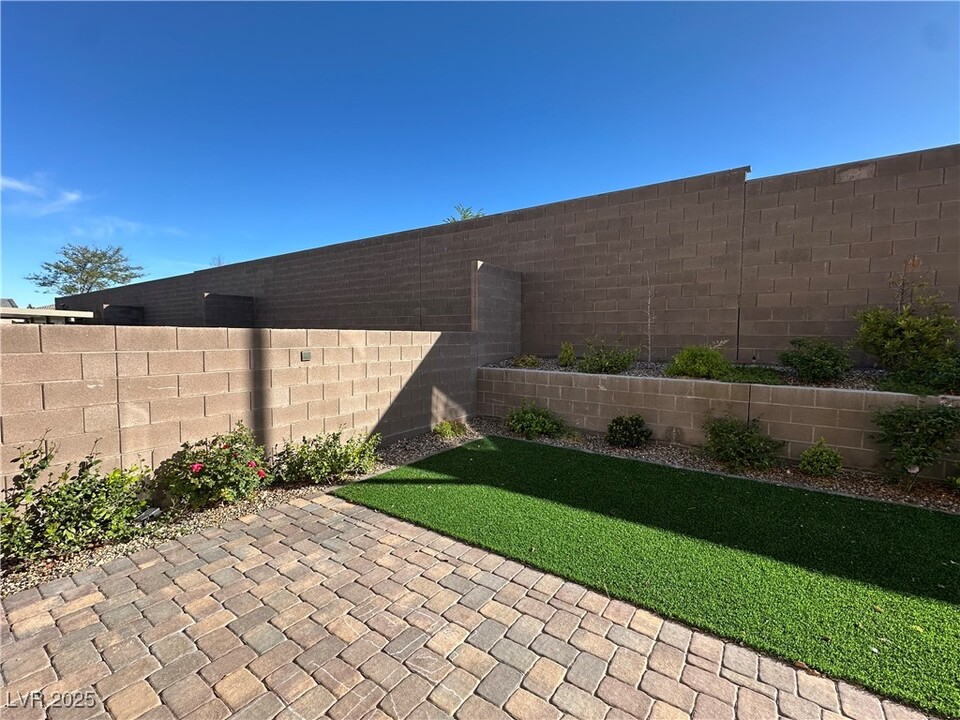 2562 Ofanto St in Henderson, NV - Building Photo