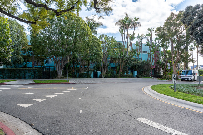 Westmount Drive Apartments in West Hollywood, CA - Building Photo - Building Photo