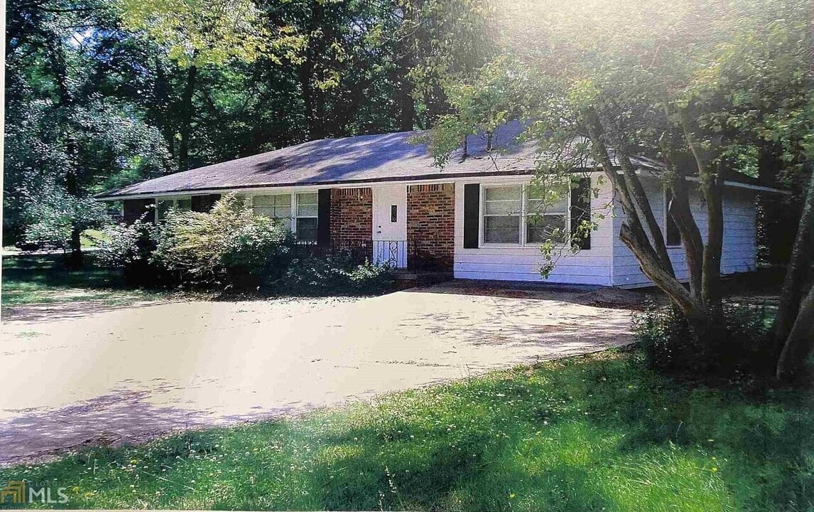 6097 Park Dr in Forest Park, GA - Building Photo