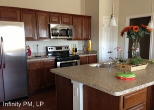 1106 Newcastle Dr in Weatherford, TX - Foto de edificio - Building Photo