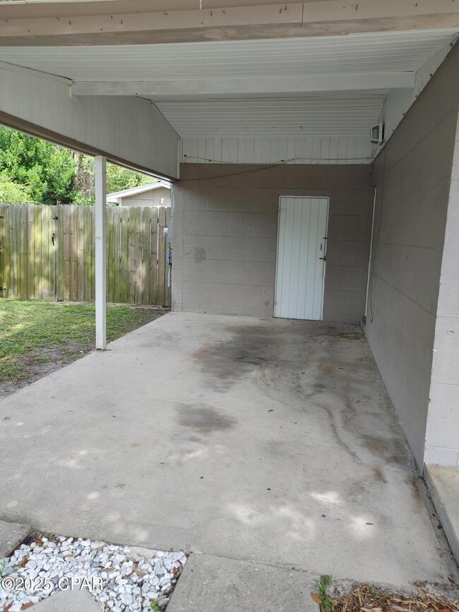 1304 Oakland Dr in Panama City, FL - Foto de edificio - Building Photo