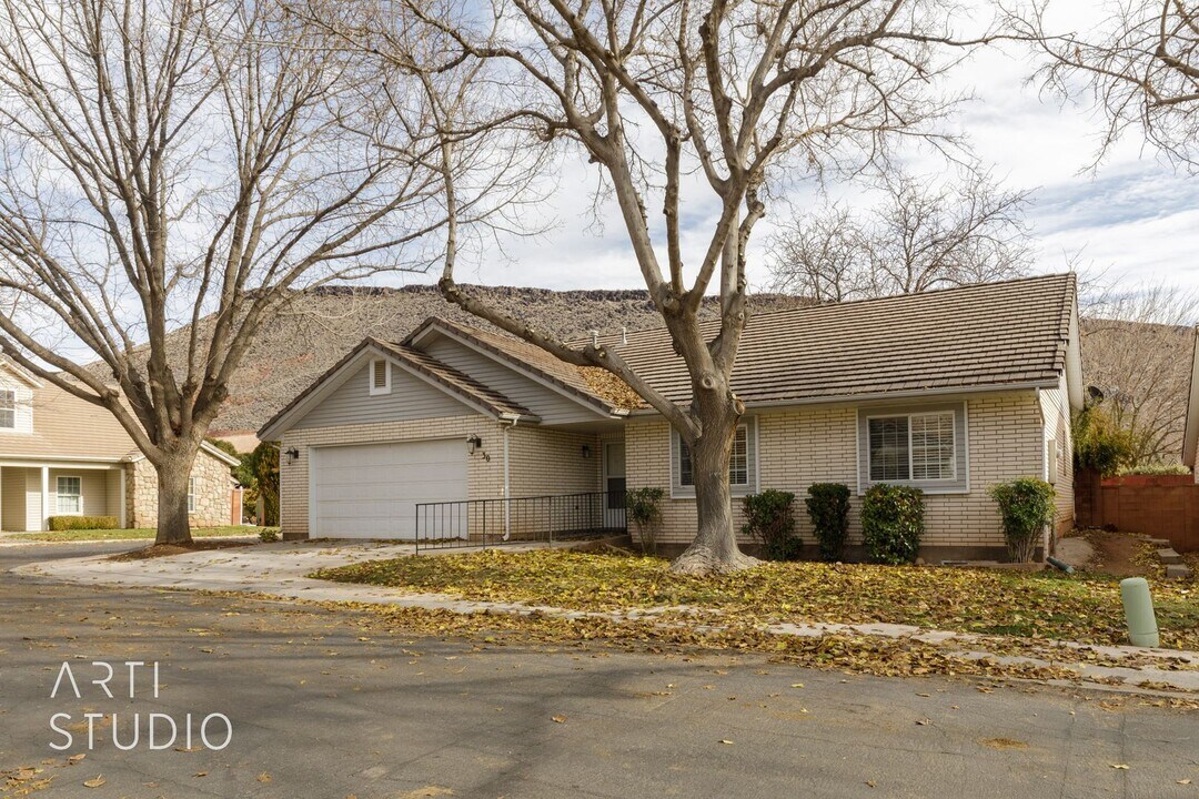 351 S Valley View Dr in Saint George, UT - Building Photo