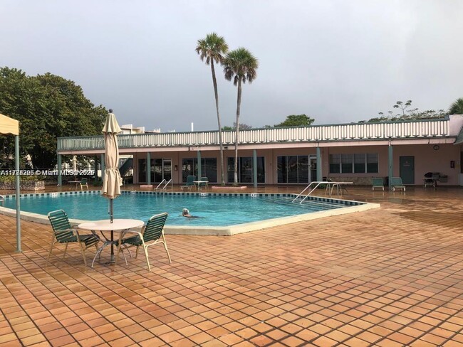 1501 NE Miami Gardens Dr in Miami, FL - Foto de edificio - Building Photo
