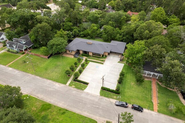 1403 N Thompson St in Conroe, TX - Building Photo - Building Photo