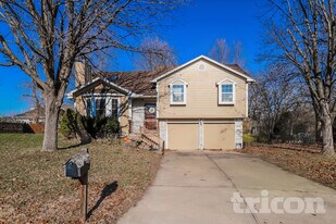 1304 Circle in Greenwood, MO - Building Photo