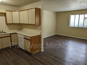 6087 In the Pines Dr SE in Grand Rapids, MI - Building Photo - Building Photo