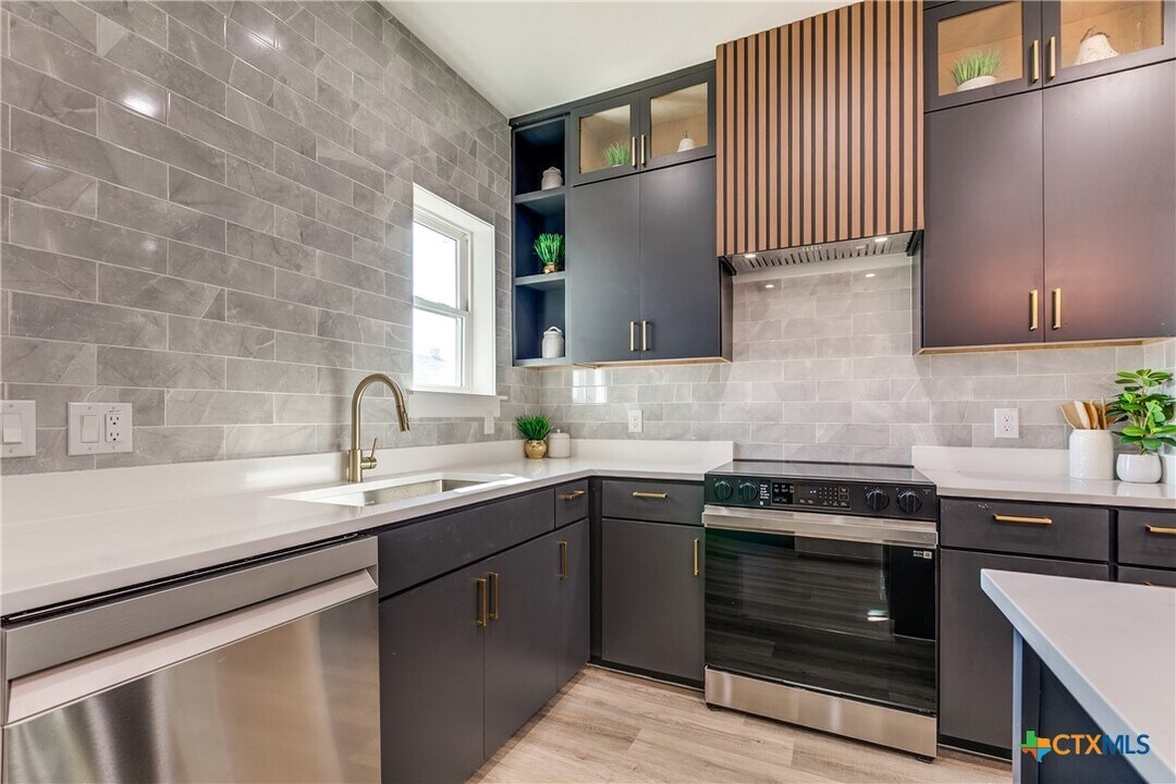 126 E Lachapelle in San Antonio, TX - Building Photo