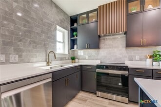 126 E Lachapelle in San Antonio, TX - Building Photo - Building Photo