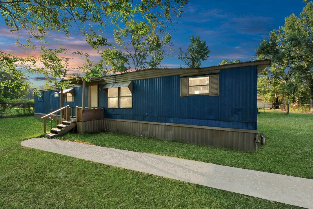 21834 E Martin Dr in Porter, TX - Building Photo