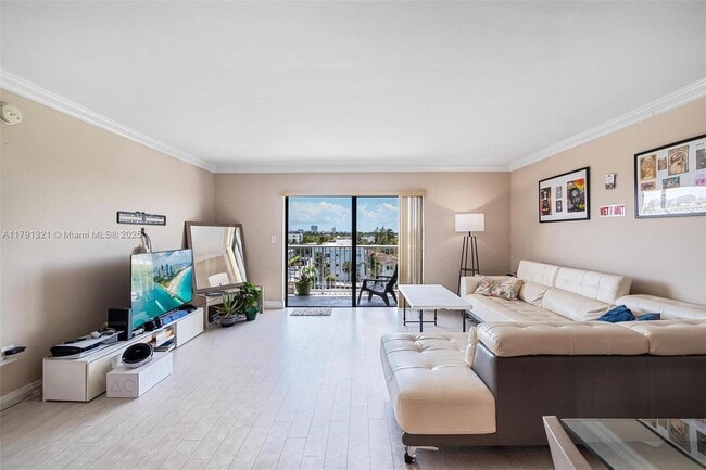 110 S Shore Dr, Unit 6D in Miami Beach, FL - Foto de edificio - Building Photo