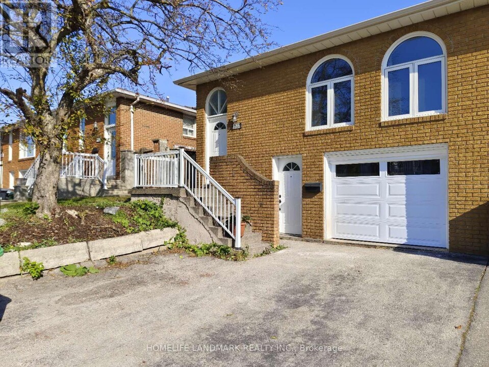 2527 Kingsberry Crescent in Mississauga, ON - Building Photo