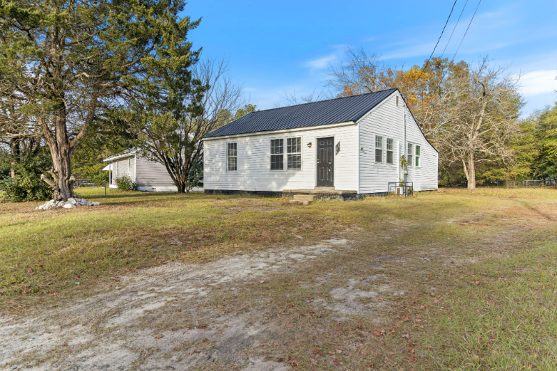 704 Saunders St in Raeford, NC - Building Photo