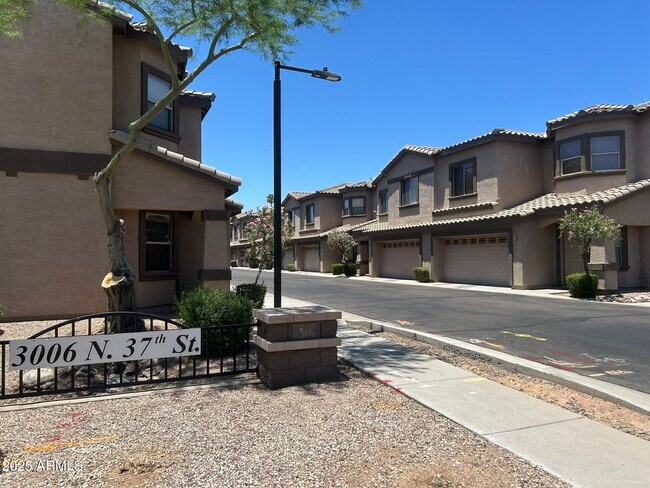 3006 N 37th St in Phoenix, AZ - Foto de edificio - Building Photo