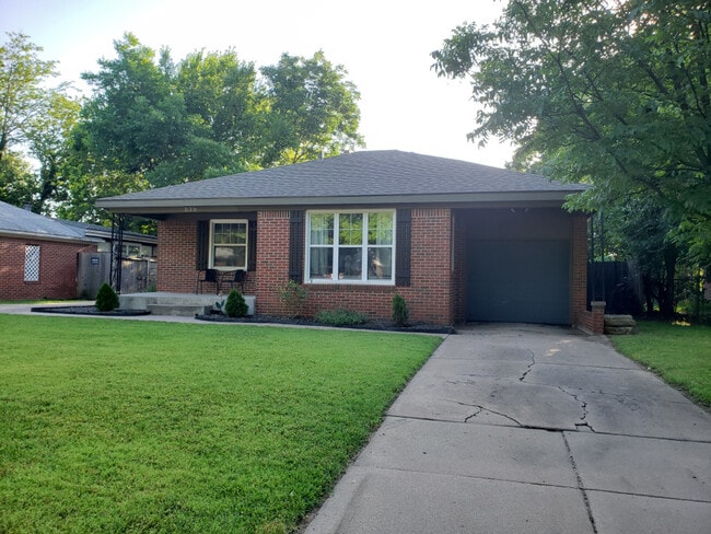 939 N Crestway St in Wichita, KS - Foto de edificio - Building Photo