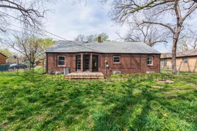 2018 N Hood St in Wichita, KS - Foto de edificio - Building Photo