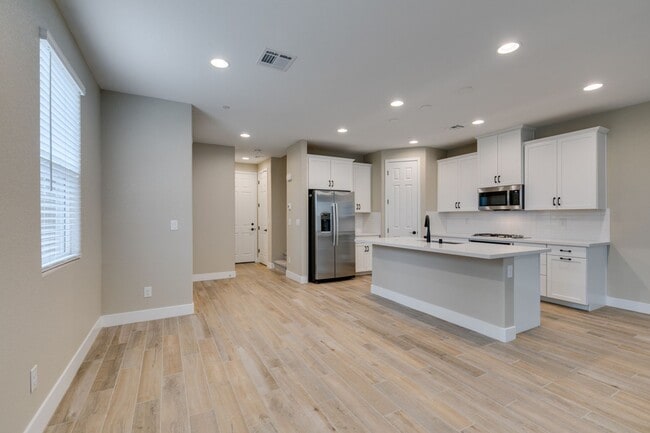 105 Emerald Smt Ln in Henderson, NV - Building Photo - Building Photo