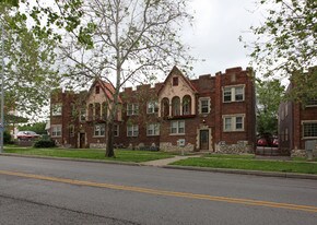 Roanoke Apartments in Kansas City, MO - Building Photo