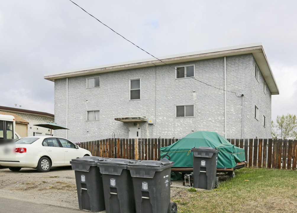 43 Huntley Close NE in Calgary, AB - Building Photo