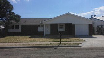 921 Comer Dr in Clovis, NM - Building Photo