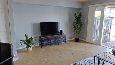 3837 Pompano Dr SE in St. Petersburg, FL - Foto de edificio - Building Photo