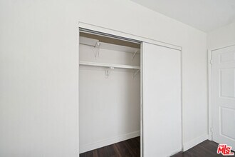 5380 Romaine St in Los Angeles, CA - Building Photo - Building Photo