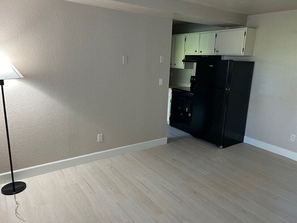 1605 Sanya Cir-Unit -2 in Anchorage, AK - Building Photo