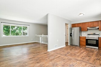 7680 Berkshire Way in Osseo, MN - Foto de edificio - Building Photo