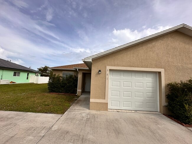 641 SE 12th Ct in Cape Coral, FL - Building Photo - Building Photo