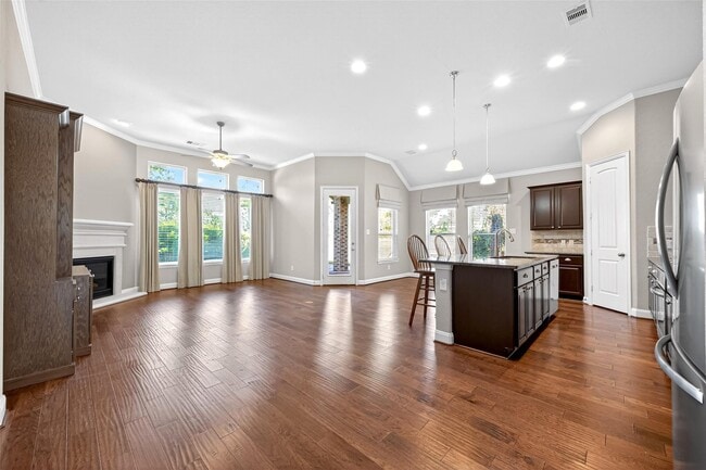 property at 14 S Sawbridge Cir
