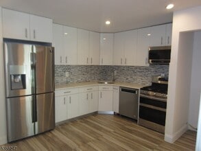 423 Leonhardt Dr in Saddle Brook, NJ - Building Photo - Building Photo