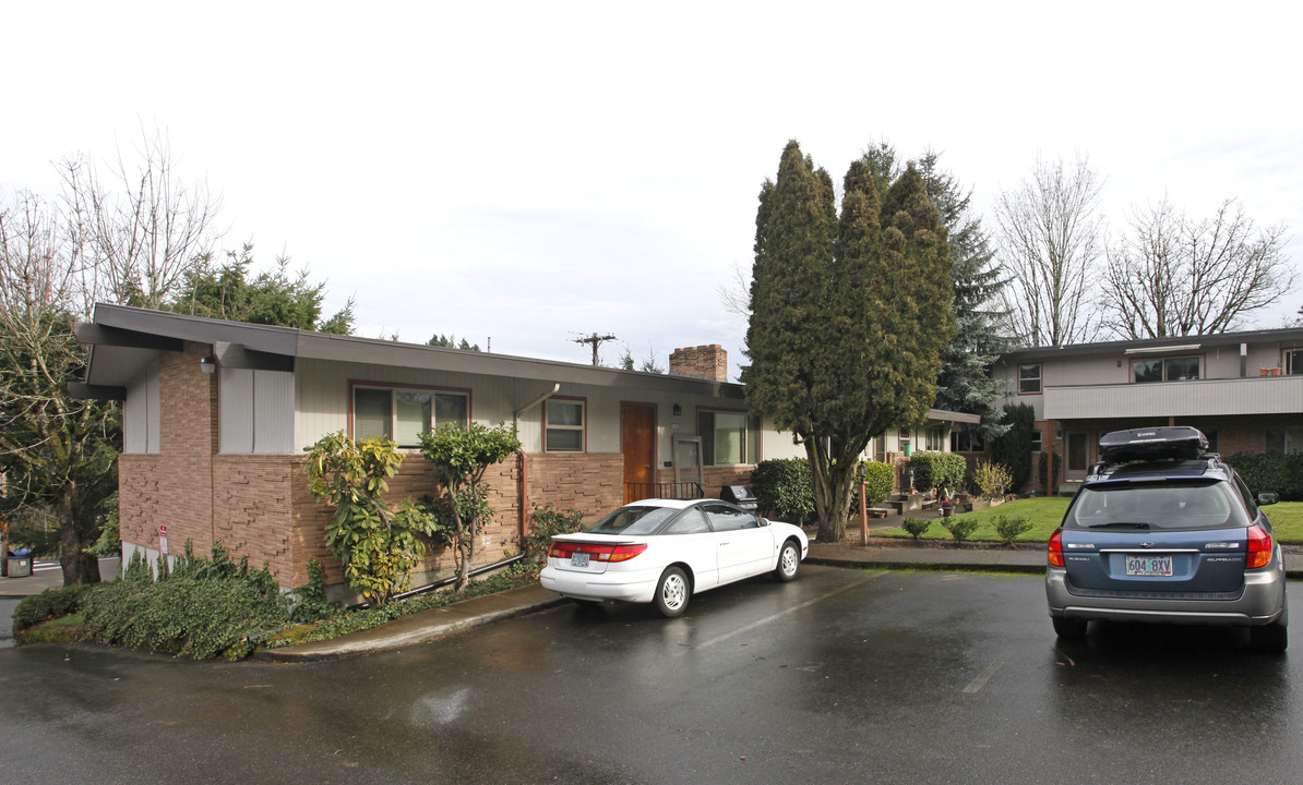 Hillsdale Court Apartments in Portland, OR - Building Photo