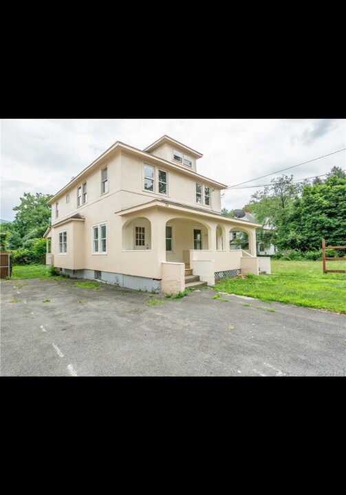 24 Market St, Unit 1 in Ellenville, NY - Building Photo